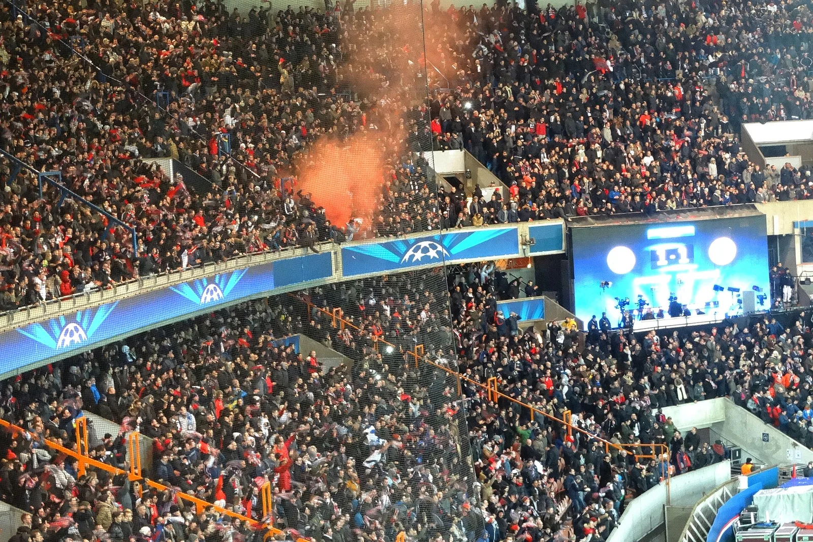 2015년 파리 생제르맹과 첼시의 UEFA 챔피언스 리그 16강 1차전이 열린 파르크 데 프랭스의 관중석