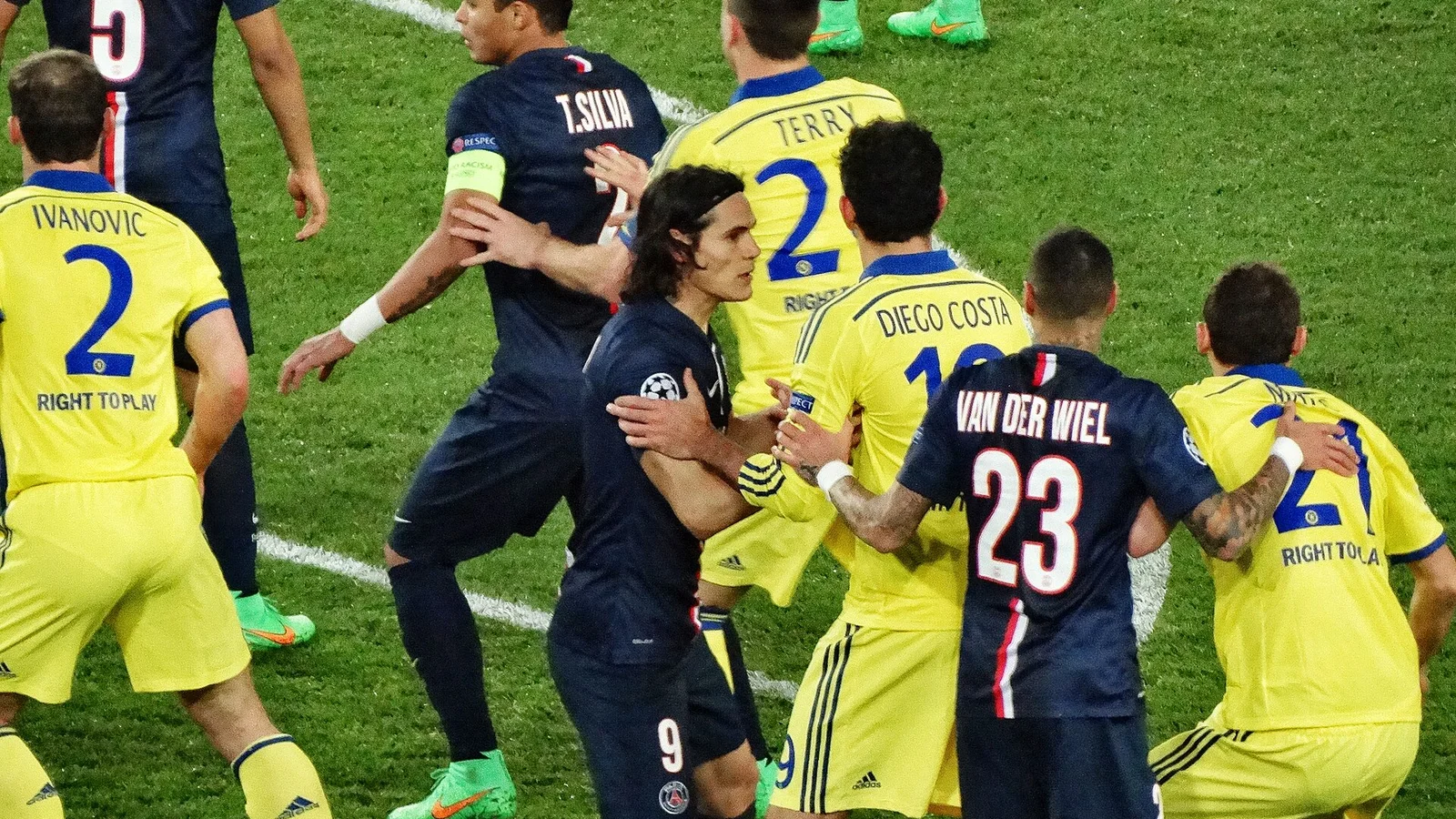 2015년 UEFA 챔피언스 리그 16강 1차전에서 파리 생제르맹과 첼시 선수들이 세트피스를 앞두고 자리를 다투는 모습