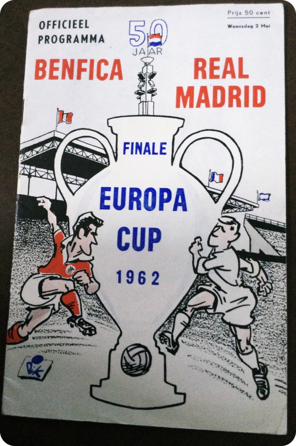 흰 바탕 위쪽에 OFFICIEEL PROGRAMMA, BENFICA, REAL MADRID 글자, 가운데에 FINALE EUROPA CUP 1962가 적힌 커다란 트로피 그림과 그 양옆에서 공을 다투는 붉은 상의와 흰 상의의 두 선수를 그린 결승 공식 프로그램 표지