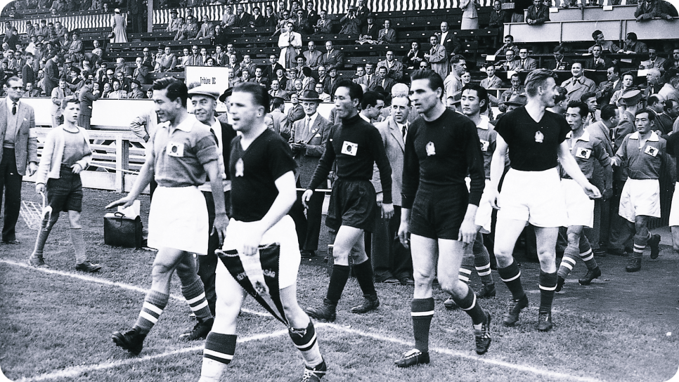 1954 FIFA 월드컵 대한민국과 헝가리 선수들이 함께 경기장으로 입장하는 모습