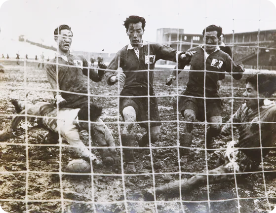 골문 앞에서 공을 다투는 1954년 대한민국 축구 국가대표팀 선수들