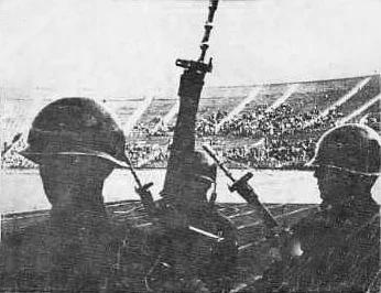 1973년 9월 에스타디오 나시오날 관중석 앞에 배치된 군인들