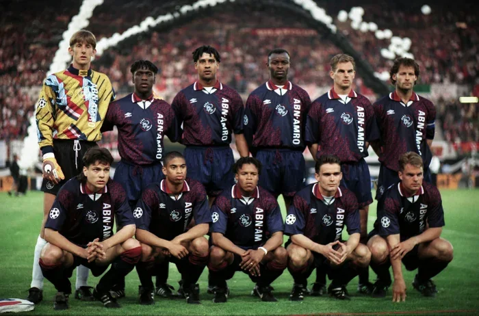 1994-95시즌 에레디비시와 UEFA 챔피언스 리그에서 무패를 기록한 아약스 선수단
