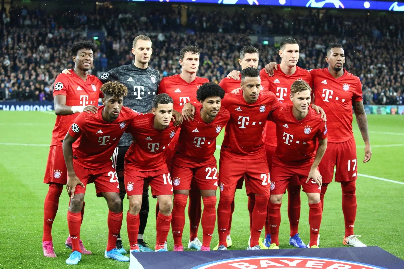 2019-20시즌 UEFA 챔피언스 리그 전승 우승과 트레블을 달성한 바이에른 뮌헨 선수단
