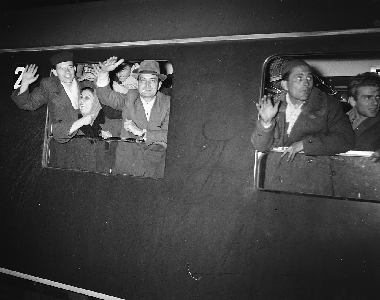 1956년 11월 네덜란드에 도착한 열차 창밖으로 손을 흔드는 헝가리 난민들
