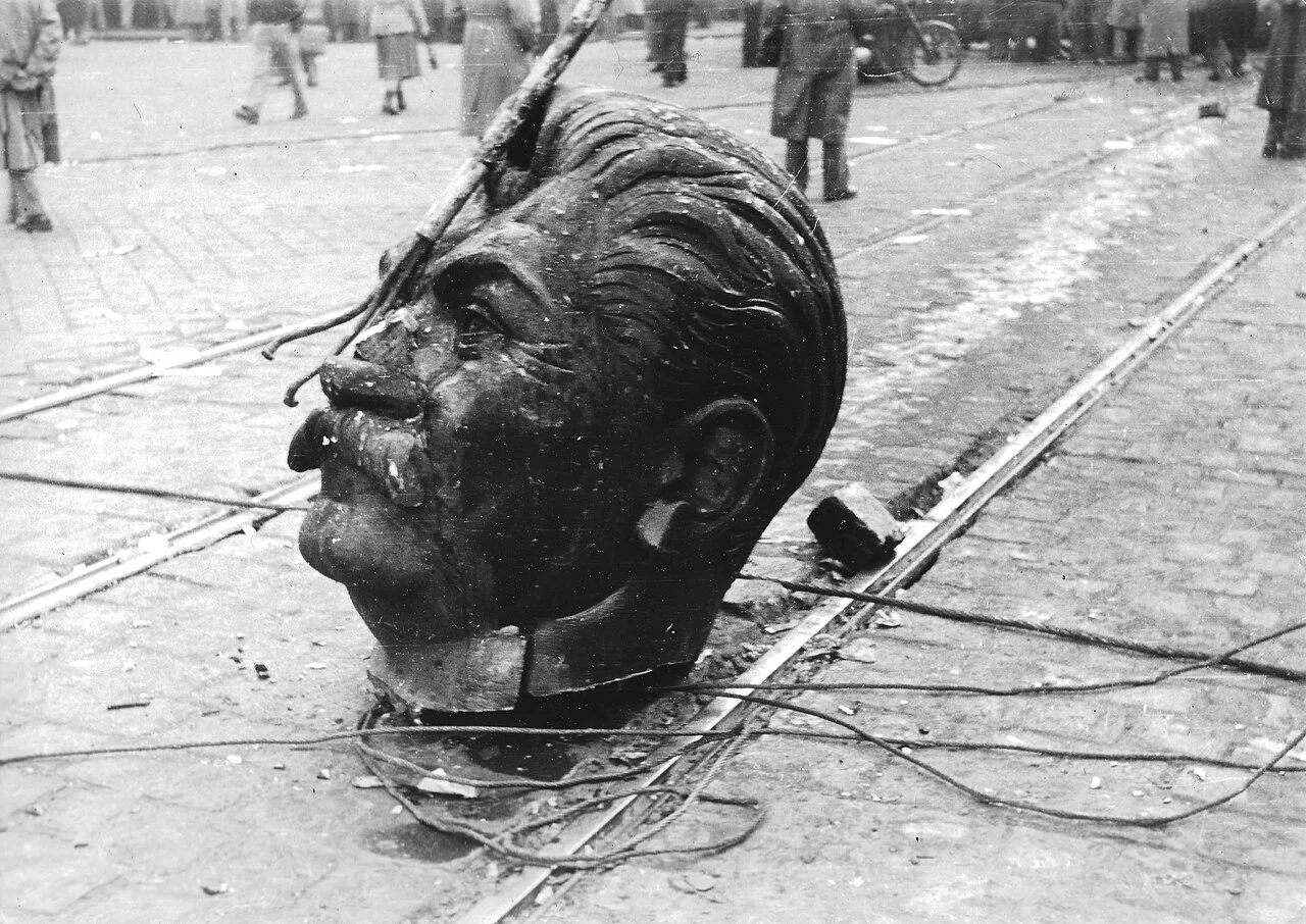 1956년 10월 부다페스트 거리에 굴러떨어진 스탈린 동상의 머리와 주위의 시민들