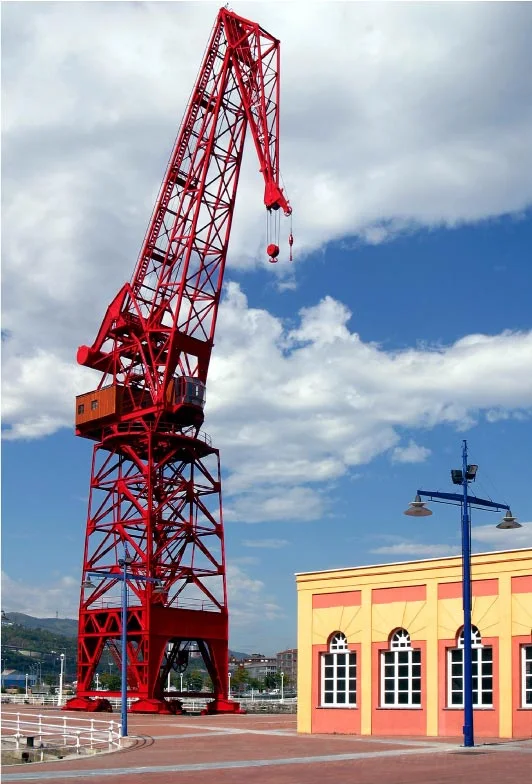 Itsasmuseum Bilbao 앞에 보존된 붉은 카롤라 크레인