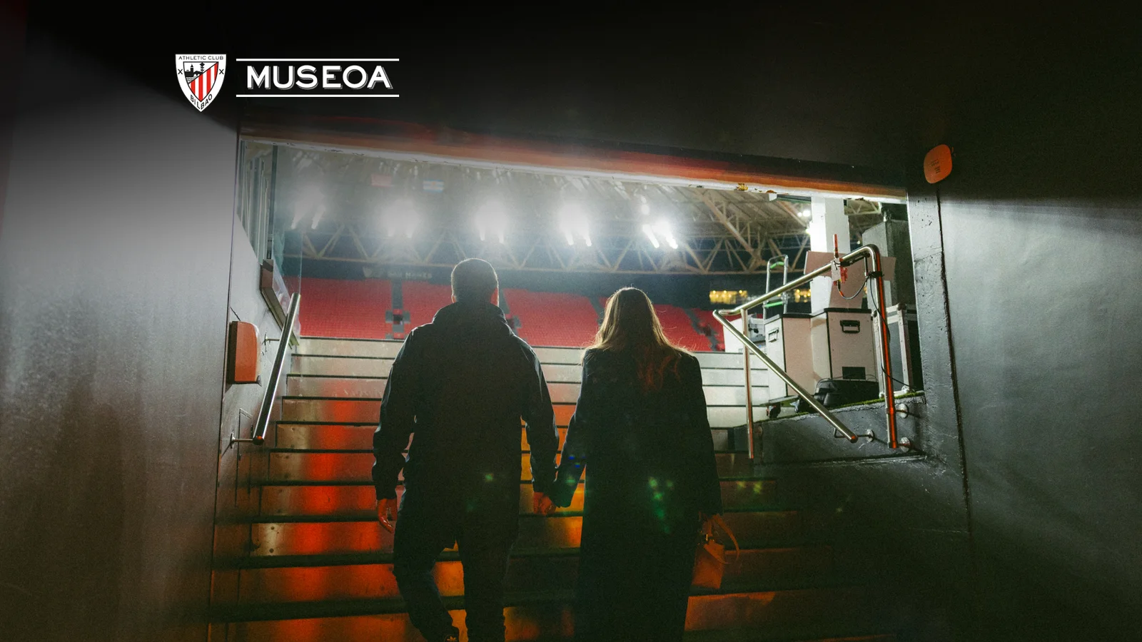 산 마메스 AC Museoa 입구로 들어가는 관람객