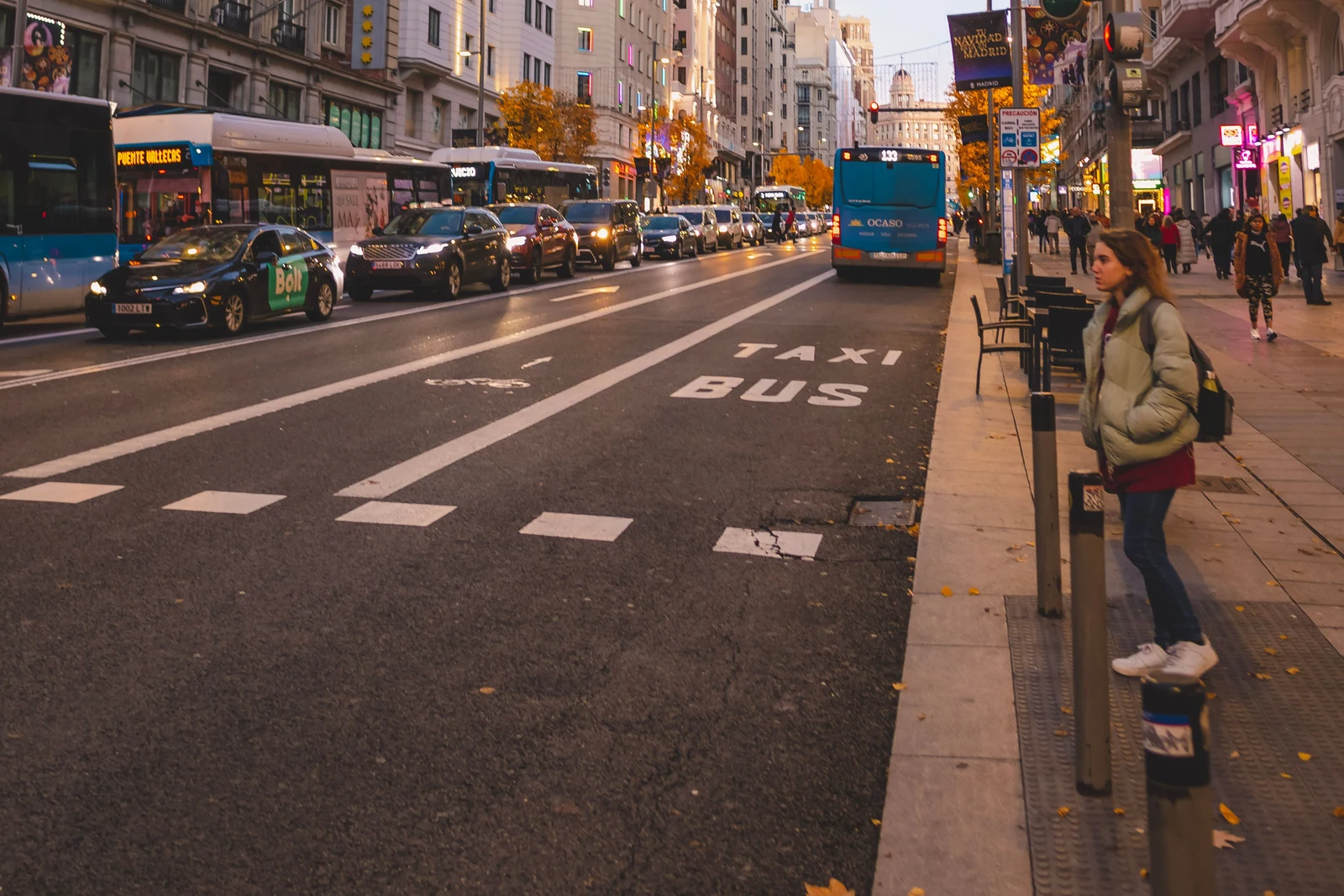 저녁빛이 남은 마드리드 Gran Vía의 건물과 조명, 거리를 오가는 사람들