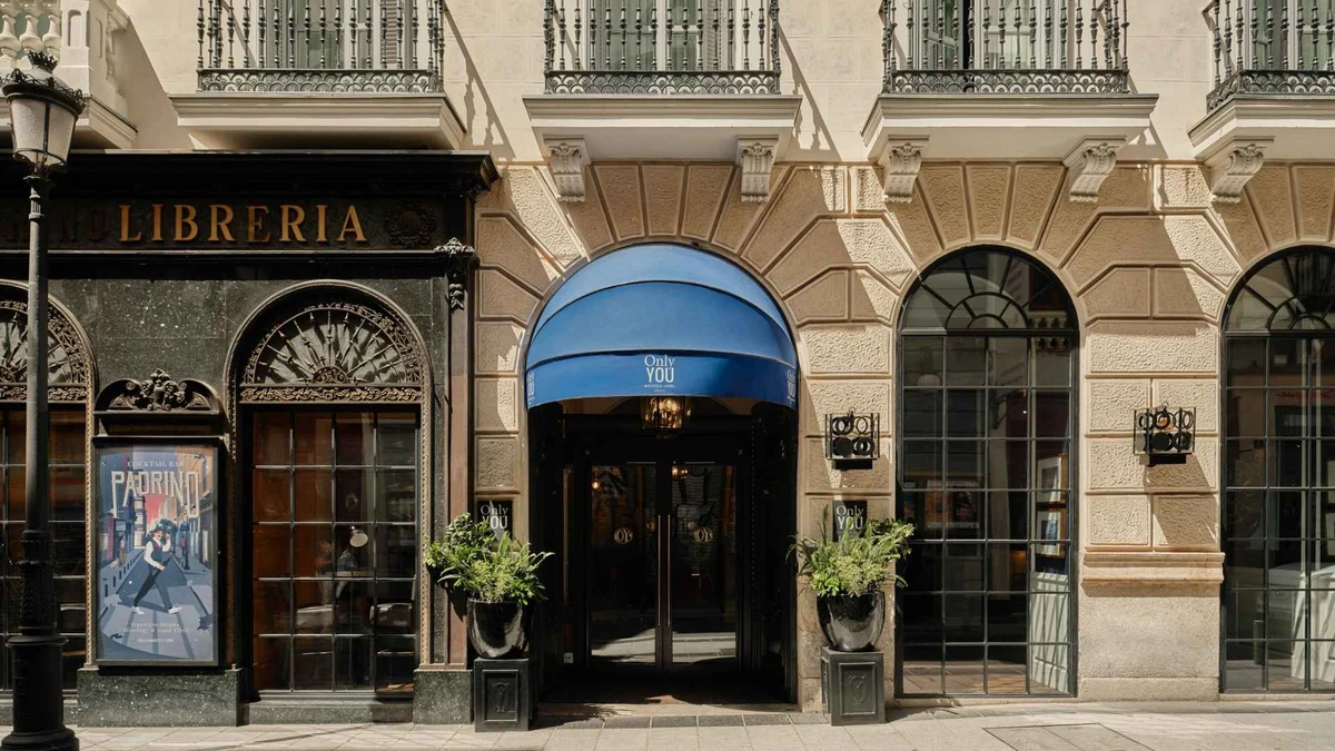 19세기 건물의 서점 간판과 푸른 차양이 남아 있는 Only YOU Boutique Hotel Madrid 입구