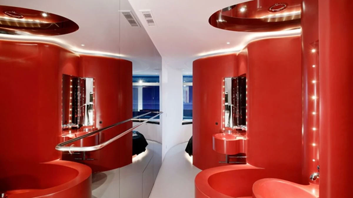곡선형 붉은 벽과 조명이 강렬한 Hotel Puerta América의 Ron Arad 디자인 객실