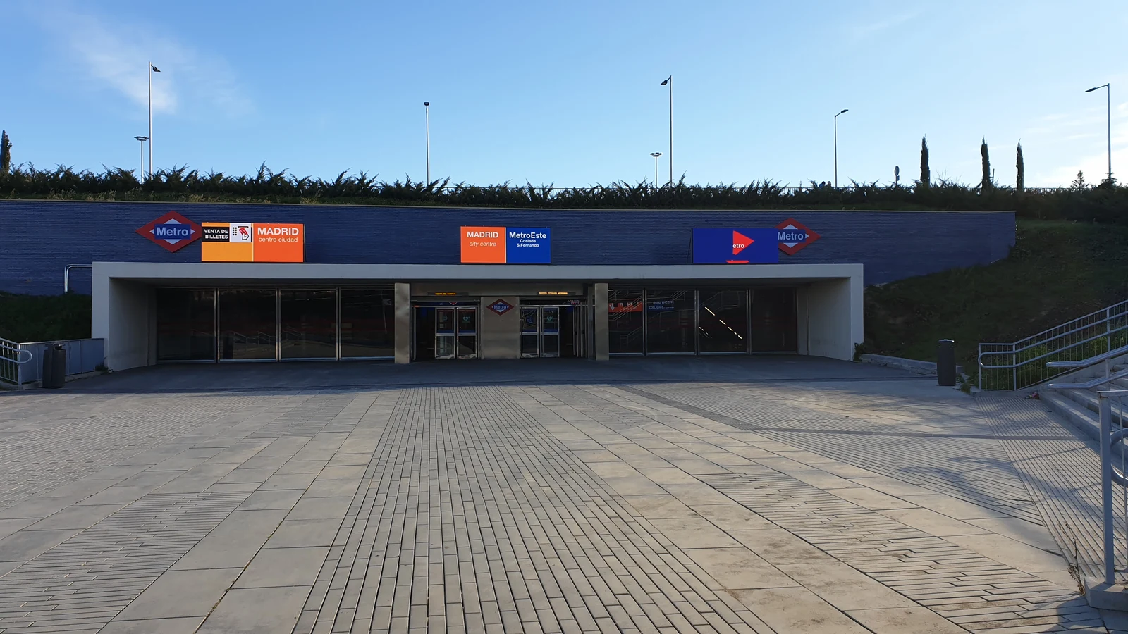 아틀레티코 장식과 안내 화면이 있는 Estadio Metropolitano 지하철역 출입구