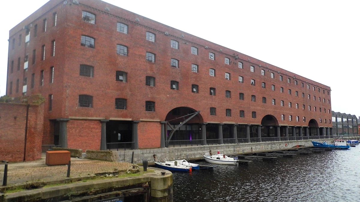 스탠리 독 물가에 선 붉은 벽돌 창고 건물의 Titanic Hotel Liverpool