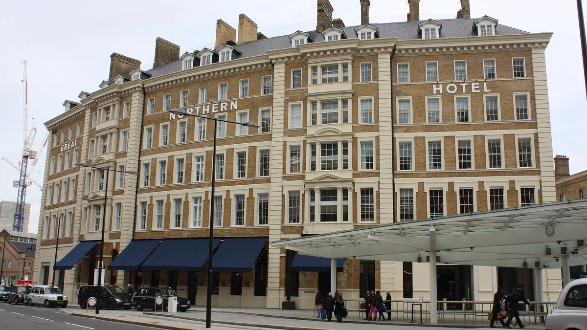 곡선형 벽돌 외관에 GREAT NORTHERN HOTEL 글자가 걸린 킹스크로스역 옆 호텔