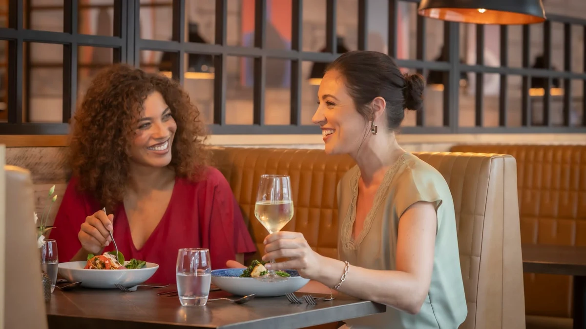 Maldron Hotel Finsbury Park 레스토랑에서 식사하며 웃는 두 사람