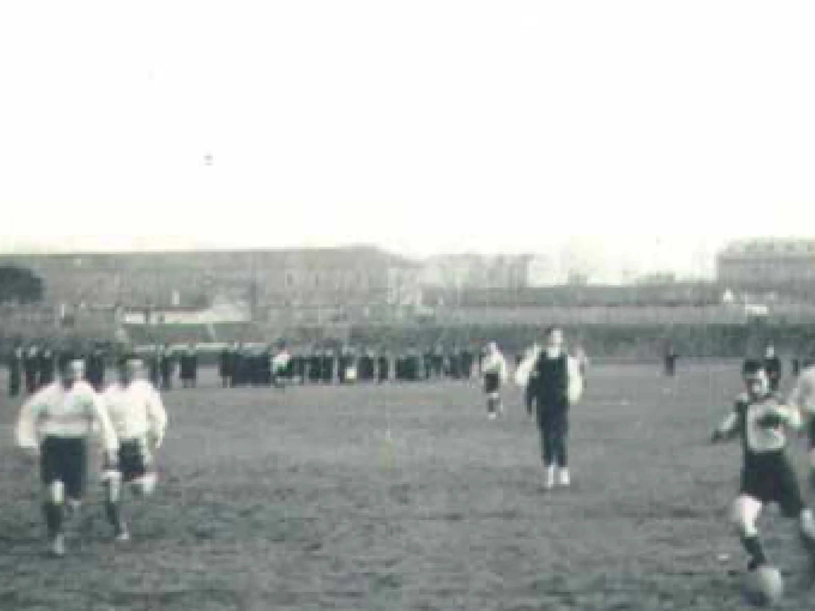1912년 로마 북부 Farnesina의 흙 경기장에서 축구하는 라치오 선수들