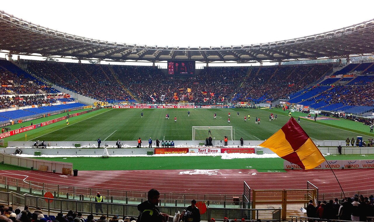 AS 로마의 경기 날 붉고 노란색으로 가득 찬 Stadio Olimpico 관중석