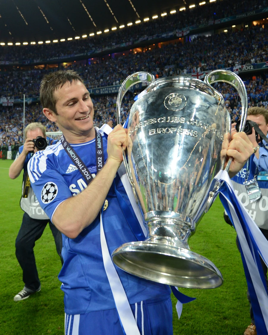 2012년 뮌헨에서 UEFA 챔피언스 리그 트로피를 끌어안고 웃는 프랭크 램퍼드