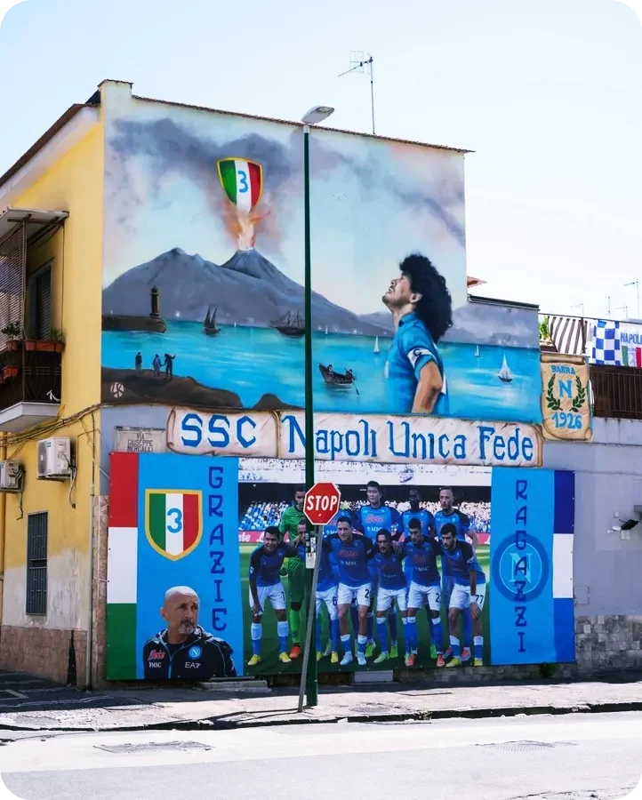 베수비오산을 바라보는 마라도나와 SSC Napoli Unica Fede 글자가 그려진 건물 벽화