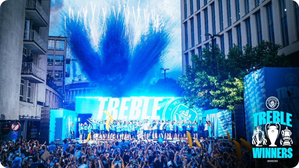2022-23 트레블 우승을 축하하는 맨체스터 시티 선수단과 도심의 푸른 연막